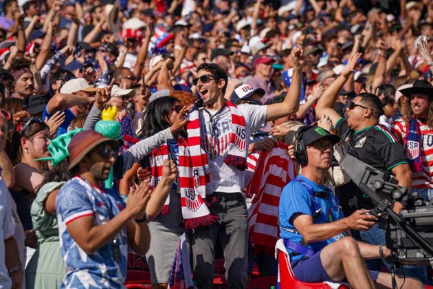 USA: Fußball FIFA World Cup, WM, Weltmeisterschaft, Fussball 2026, Sechzehntelfinale - USA vs Bosnien - Herzegowina im Levi™s Stadium (Santa Clara, San Francisco Bay Area, Kalifornien): Tor und Torjubel zum 1:0 durch Folarin Balogun (USA, 20) Freude, Emotionen, Jubel Zuschauer, Fans, Tribüne *** USA Soccer FIFA World Cup 2026, Round of 32: USA vs. Bosnia and Herzegovina at Levi’s Stadium in Santa Clara, San Francisco Bay Area, California—Goal and goal celebration following the 1–0 score by Folarin Balogun (USA), 20—Joy, emotions, cheering spectators, fans, stands Copyright: xJOERANxSTEINSIEKx
