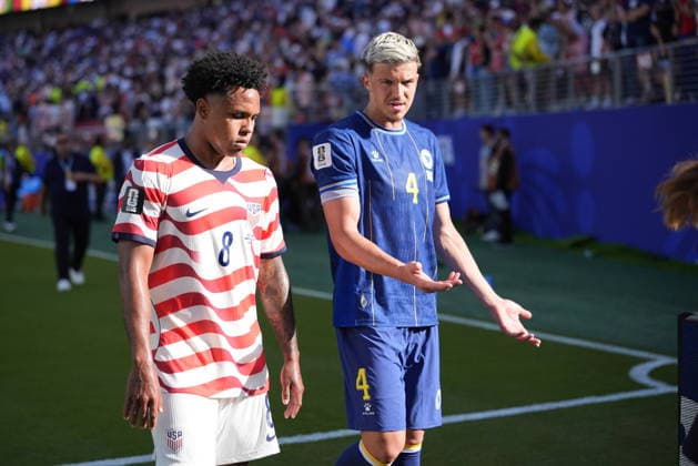 USA v Bosnia and Herzegovina - FIFA World Cup, WM, Weltmeisterschaft, Fussball 2026 - Round of 32 SANTA CLARA, CALIFORNIA - JULY 1: Tarik Muharemovic (4) of Bosnia and Herzegovina talks with Weston McKennie (8) of USA during the 2026 FIFA World Cup Round of 32 match between USA vs Bosnia and Herzegovina at the San Francisco Stadium (Levi s Stadium) in Santa Clara, California, United States on July 1, 2026. Tayfun Coskun Anadolu California United States. Editorial use only. Please get in touch for any other usage.  Copyright: x2026xAnadoluxTayfunxCoskunx