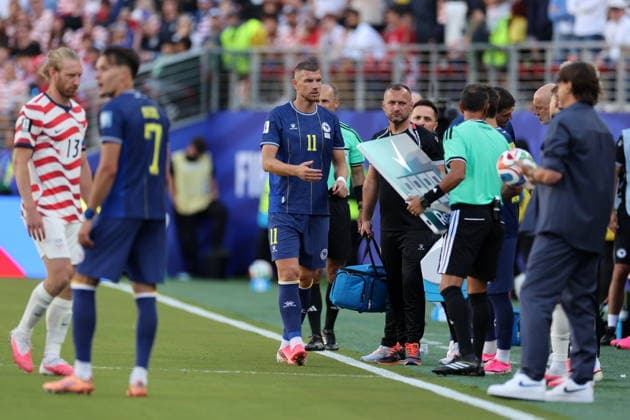 FIFA World Cup, WM, Weltmeisterschaft, Fussball 2026 - Round of 32 - USA vs Bosnia and Herzegovina Edin Dzeko of Bosnia and Herzegovina (C) leaves the pitch after being substituted during the FIFA World Cup 2026 Round of 32 match USA against Bosnia and Herzegovina, in San Francisco, Califronia, USA, 01 July 2026. SANTA CLARA United States  Copyright: xBENJAMINxFANJOYx