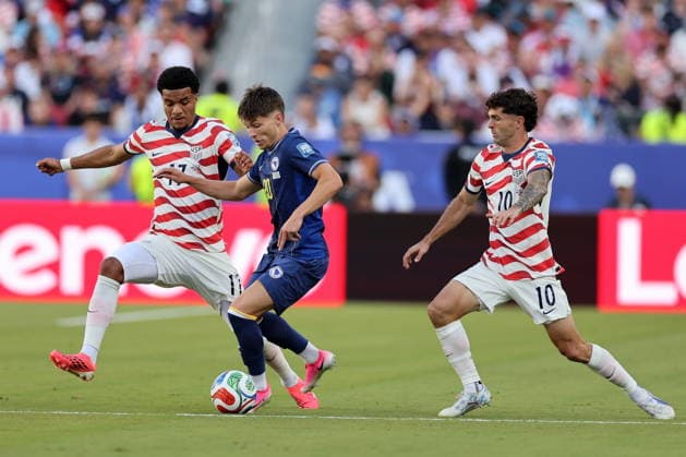 FIFA World Cup, WM, Weltmeisterschaft, Fussball 2026 - Round of 32 - USA vs Bosnia and Herzegovina Esmir Bajraktarevic (C) of Bosnia and Herzegovina in action against Malik Tillman (L) and Christian Pulisic (R) of USA during the FIFA World Cup 2026 Round of 32 match USA against Bosnia and Herzegovina, in San Francisco, Califronia, USA, 01 July 2026. SANTA CLARA United States  Copyright: xBENJAMINxFANJOYx