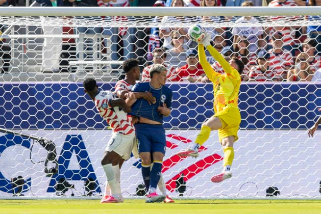 SANTA CLARA, CA - JULY 01: Matt Freese 24 of United States of America make a save during the FIFA World Cup, WM, Weltmeisterschaft, Fussball round of 32 match between the United States (USA) and Bosnia and Herzegovina on July 1, 2026 at San Francisco Bay Area Stadium in Santa Clara, CA. (Photo by Bob Kupbens Icon Sportswire) SOCCER: JUL 01 FIFA World Cup 26 Round of 32 - USA v Bosnia and Herzegovina EDITORIAL USE ONLY Icon260701021