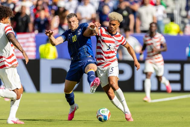 SANTA CLARA, CA - JULY 01: Ermedin Demirovic 10 of Bosnia and Herzegovina and Antonee Robinson 5 of United States of America battle for the ball during the FIFA World Cup, WM, Weltmeisterschaft, Fussball 2026 Round of 32 match between United States of America and Bosnia and Herzegovina on July 1, 2026 at San Francisco Bay Area Stadium in Santa Clara, CA. (Photo by Matthew Huang Icon Sportswire) SOCCER: JUL 01 FIFA World Cup 26 Round of 32 - USA v Bosnia and Herzegovina EDITORIAL USE ONLY Icon260701012