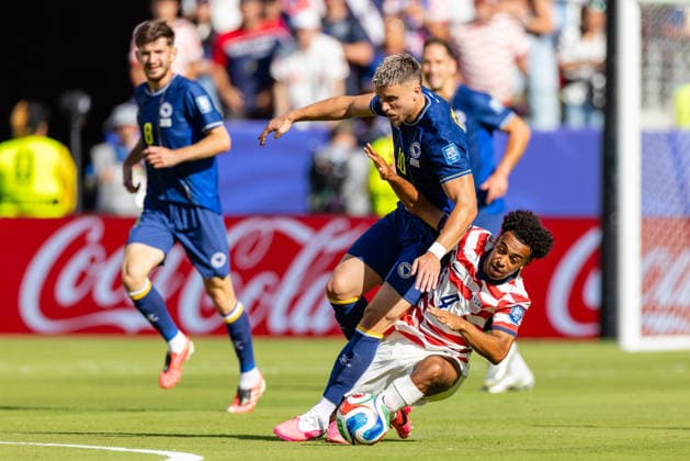 SANTA CLARA, CA - JULY 01: Ermedin Demirovic 10 of Bosnia and Herzegovina and Tyler Adams 4 of United States of America makes contact during the FIFA World Cup, WM, Weltmeisterschaft, Fussball 2026 Round of 32 match between United States of America and Bosnia and Herzegovina on July 1, 2026 at San Francisco Bay Area Stadium in Santa Clara, CA. (Photo by Matthew Huang Icon Sportswire) SOCCER: JUL 01 FIFA World Cup 26 Round of 32 - USA v Bosnia and Herzegovina EDITORIAL USE ONLY Icon260701015