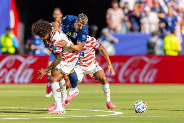 SANTA CLARA, CA - JULY 01: Ermedin Demirovic 10 of Bosnia and Herzegovina attempts to run past Chris Richards 3 of United States of America during the FIFA World Cup, WM, Weltmeisterschaft, Fussball 2026 Round of 32 match between United States of America and Bosnia and Herzegovina on July 1, 2026 at San Francisco Bay Area Stadium in Santa Clara, CA. (Photo by Matthew Huang Icon Sportswire) SOCCER: JUL 01 FIFA World Cup 26 Round of 32 - USA v Bosnia and Herzegovina EDITORIAL USE ONLY Icon260701016