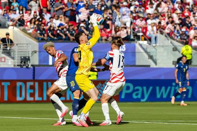 SANTA CLARA, CA - JULY 01: Matt Freese 24 of United States of America makes a save during the FIFA World Cup, WM, Weltmeisterschaft, Fussball 2026 Round of 32 match between United States of America and Bosnia and Herzegovina on July 1, 2026 at San Francisco Bay Area Stadium in Santa Clara, CA. (Photo by Matthew Huang Icon Sportswire) SOCCER: JUL 01 FIFA World Cup 26 Round of 32 - USA v Bosnia and Herzegovina EDITORIAL USE ONLY Icon260701017
