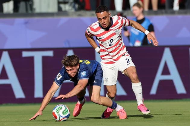 FIFA World Cup, WM, Weltmeisterschaft, Fussball 2026 - Round of 32 - USA vs Bosnia and Herzegovina Ermin Mahmic of Bosnia and Herzegovina (L) in action against Sergino Dest of USA (R) during the FIFA World Cup 2026 Round of 32 match USA against Bosnia and Herzegovina, in San Francisco, Califronia, USA, 01 July 2026. SANTA CLARA United States  Copyright: xBENJAMINxFANJOYx