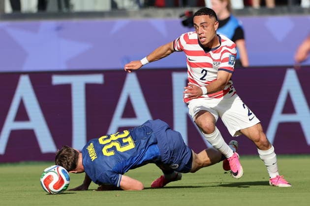 FIFA World Cup, WM, Weltmeisterschaft, Fussball 2026 - Round of 32 - USA vs Bosnia and Herzegovina Ermin Mahmic of Bosnia and Herzegovina (L) in action against Sergino Dest of USA (R) during the FIFA World Cup 2026 Round of 32 match USA against Bosnia and Herzegovina, in San Francisco, Califronia, USA, 01 July 2026. SANTA CLARA United States  Copyright: xBENJAMINxFANJOYx
