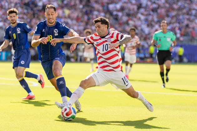 SANTA CLARA, CA - JULY 01: Christian Pulisic 10 of United States of America brings the ball into the box during the FIFA World Cup, WM, Weltmeisterschaft, Fussball round of 32 match between the United States (USA) and Bosnia and Herzegovina on July 1, 2026 at San Francisco Bay Area Stadium in Santa Clara, CA. (Photo by Bob Kupbens Icon Sportswire) SOCCER: JUL 01 FIFA World Cup 26 Round of 32 - USA v Bosnia and Herzegovina EDITORIAL USE ONLY Icon260701027