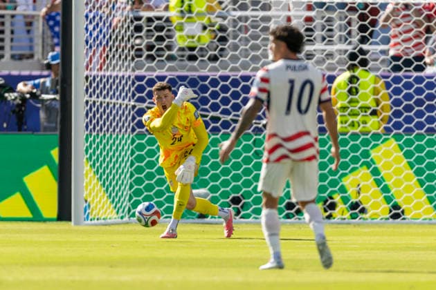 SANTA CLARA, CA - JULY 01: Matt Freese 24 of United States of America puts the ball into play during the FIFA World Cup, WM, Weltmeisterschaft, Fussball round of 32 match between the United States (USA) and Bosnia and Herzegovina on July 1, 2026 at San Francisco Bay Area Stadium in Santa Clara, CA. (Photo by Bob Kupbens Icon Sportswire) SOCCER: JUL 01 FIFA World Cup 26 Round of 32 - USA v Bosnia and Herzegovina EDITORIAL USE ONLY Icon260701030