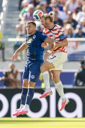 SANTA CLARA, CA - JULY 01: Tim Ream 13 of United States of America heads the ball over Ermedin Demirovic 10 of Bosnia and Herzegovina during the FIFA World Cup, WM, Weltmeisterschaft, Fussball round of 32 match between the United States (USA) and Bosnia and Herzegovina on July 1, 2026 at San Francisco Bay Area Stadium in Santa Clara, CA. (Photo by Bob Kupbens Icon Sportswire) SOCCER: JUL 01 FIFA World Cup 26 Round of 32 - USA v Bosnia and Herzegovina EDITORIAL USE ONLY Icon260701028