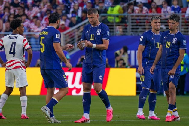 USA: Fußball FIFA World Cup, WM, Weltmeisterschaft, Fussball 2026, Sechzehntelfinale - USA vs Bosnien - Herzegowina im Levi™s Stadium (Santa Clara, San Francisco Bay Area, Kalifornien): Edin DÅ¾eko Edin Dzeko (Bosnien und Herzegowina 11) verlässt das Spielfeld und übergibt die Kapitänsbinde an Sead KolaÅ¡inac Sead Kolasinac (Bosnien und Herzegowina 5) *** USA Soccer 2026 FIFA World Cup, Round of 32: USA vs. Bosnia and Herzegovina at Levi’s Stadium in Santa Clara, San Francisco Bay Area, California. Edin Džeko (Bosnia and Herzegovina, No. 11) leaves the field and hands the captain’s armband to Sead Kolaöinac (Bosnia and Herzegovina, No. 5). Copyright: xJOERANxSTEINSIEKx
