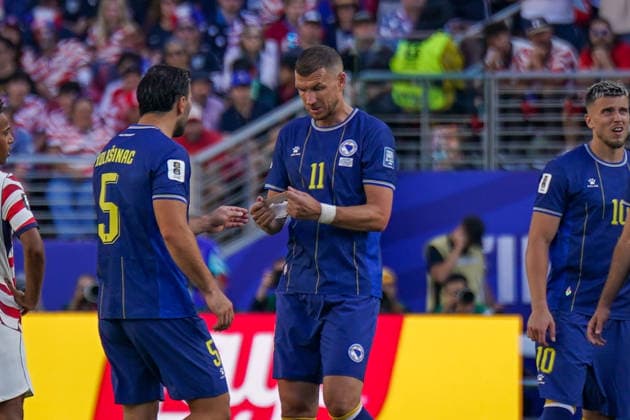 USA: Fußball FIFA World Cup, WM, Weltmeisterschaft, Fussball 2026, Sechzehntelfinale - USA vs Bosnien - Herzegowina im Levi™s Stadium (Santa Clara, San Francisco Bay Area, Kalifornien): Edin DÅ¾eko Edin Dzeko (Bosnien und Herzegowina 11) verlässt das Spielfeld und übergibt die Kapitänsbinde an Sead KolaÅ¡inac Sead Kolasinac (Bosnien und Herzegowina 5) *** USA Soccer 2026 FIFA World Cup, Round of 32: USA vs. Bosnia and Herzegovina at Levi’s Stadium in Santa Clara, San Francisco Bay Area, California. Edin Džeko (Bosnia and Herzegovina, No. 11) leaves the field and hands the captain’s armband to Sead Kolaöinac (Bosnia and Herzegovina, No. 5). Copyright: xJOERANxSTEINSIEKx