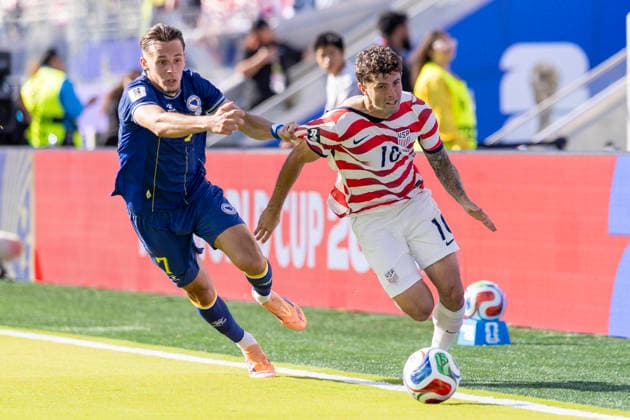 SANTA CLARA, CA - JULY 01: Christian Pulisic 10 of United States of America is fouled during the FIFA World Cup, WM, Weltmeisterschaft, Fussball round of 32 match between the United States (USA) and Bosnia and Herzegovina on July 1, 2026 at San Francisco Bay Area Stadium in Santa Clara, CA. (Photo by Bob Kupbens Icon Sportswire) SOCCER: JUL 01 FIFA World Cup 26 Round of 32 - USA v Bosnia and Herzegovina EDITORIAL USE ONLY Icon260701037