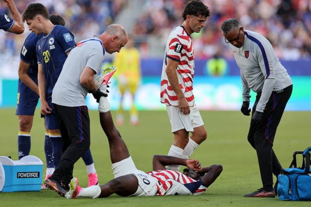 FIFA World Cup, WM, Weltmeisterschaft, Fussball 2026 - Round of 32 - USA vs Bosnia and Herzegovina Folarin Balogun of USA (C) receives medical attention during the FIFA World Cup 2026 Round of 32 match USA against Bosnia and Herzegovina, in San Francisco, Califronia, USA, 01 July 2026. SANTA CLARA United States  Copyright: xBENJAMINxFANJOYx