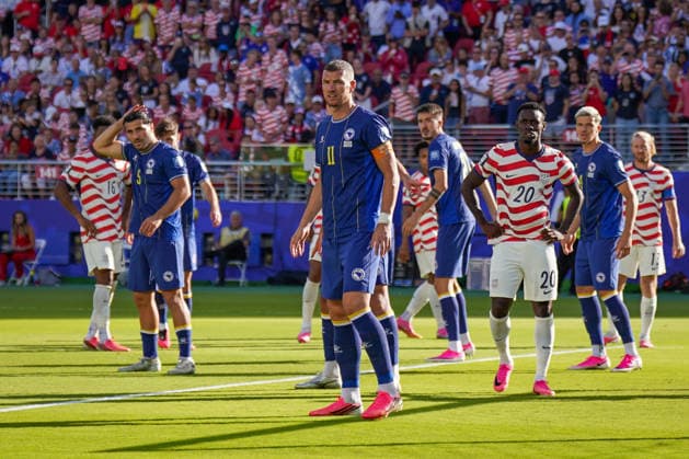 USA: Fußball FIFA World Cup, WM, Weltmeisterschaft, Fussball 2026, Sechzehntelfinale - USA vs Bosnien - Herzegowina im Levi™s Stadium (Santa Clara, San Francisco Bay Area, Kalifornien): Edin DÅ¾eko Edin Dzeko (Bosnien und Herzegowina 11) Sead KolaÅ¡inac Sead Kolasinac (Bosnien und Herzegowina 5) Folarin Balogun (USA, 20) *** USA Soccer 2026 FIFA World Cup, Round of 32: USA vs. Bosnia and Herzegovina at Levi’s Stadium in Santa Clara, San Francisco Bay Area, California Edin Džeko Edin Džeko Bosnia and Herzegovina 11 Sead Kolaöinac Sead Kolaöinac Bosnia and Herzegovina 5 Folarin Balogun USA, 20 Copyright: xJOERANxSTEINSIEKx