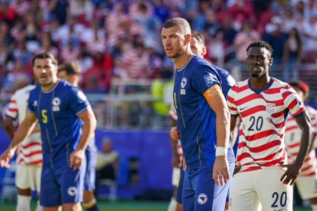 USA: Fußball FIFA World Cup, WM, Weltmeisterschaft, Fussball 2026, Sechzehntelfinale - USA vs Bosnien - Herzegowina im Levi™s Stadium (Santa Clara, San Francisco Bay Area, Kalifornien): Edin DÅ¾eko Edin Dzeko (Bosnien und Herzegowina 11) Sead KolaÅ¡inac Sead Kolasinac (Bosnien und Herzegowina 5) Folarin Balogun (USA, 20) *** USA Soccer 2026 FIFA World Cup, Round of 32: USA vs. Bosnia and Herzegovina at Levi’s Stadium in Santa Clara, San Francisco Bay Area, California Edin Džeko Edin Džeko Bosnia and Herzegovina 11 Sead Kolaöinac Sead Kolaöinac Bosnia and Herzegovina 5 Folarin Balogun USA, 20 Copyright: xJOERANxSTEINSIEKx
