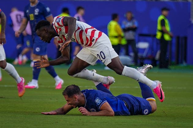 USA: Fußball FIFA World Cup, WM, Weltmeisterschaft, Fussball 2026, Sechzehntelfinale - USA vs Bosnien - Herzegowina im Levi™s Stadium (Santa Clara, San Francisco Bay Area, Kalifornien): Folarin Balogun (USA, 20) Nikola KatiÄ‡ Nikola Katic (Bosnien und Herzegowina 18) *** USA Soccer 2026 FIFA World Cup, Round of 32: USA vs. Bosnia and Herzegovina at Levi’s Stadium in Santa Clara, San Francisco Bay Area, California. Folarin Balogun (USA), 20; Nikola Katic (Bosnia and Herzegovina), 18 Copyright: xJOERANxSTEINSIEKx