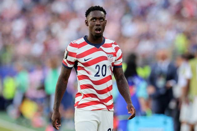 FIFA World Cup, WM, Weltmeisterschaft, Fussball 2026 - Round of 32 - USA vs Bosnia and Herzegovina Folarin Balogun of USA leaves the pitch after receiving a red card during the FIFA World Cup 2026 Round of 32 match USA against Bosnia and Herzegovina, in San Francisco, Califronia, USA, 01 July 2026. SANTA CLARA United States  Copyright: xBENJAMINxFANJOYx