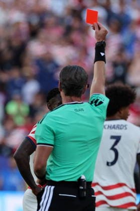 FIFA World Cup, WM, Weltmeisterschaft, Fussball 2026 - Round of 32 - USA vs Bosnia and Herzegovina Referee Raphael Claus shows a red card to Folarin Balogun of USA (partially seen) during the FIFA World Cup 2026 Round of 32 match USA against Bosnia and Herzegovina, in San Francisco, Califronia, USA, 01 July 2026. SANTA CLARA United States  Copyright: xBENJAMINxFANJOYx