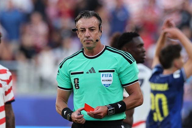 FIFA World Cup, WM, Weltmeisterschaft, Fussball 2026 - Round of 32 - USA vs Bosnia and Herzegovina Referee Raphael Claus looks on after showing a red card to Folarin Balogun of USA (unseen) during the FIFA World Cup 2026 Round of 32 match USA against Bosnia and Herzegovina, in San Francisco, Califronia, USA, 01 July 2026. SANTA CLARA United States  Copyright: xBENJAMINxFANJOYx
