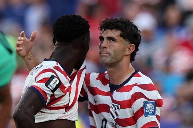 FIFA World Cup, WM, Weltmeisterschaft, Fussball 2026 - Round of 32 - USA vs Bosnia and Herzegovina Christian Pulisic of USA (R) comforts his teammate Folarin Balogun after receiving a red card during the FIFA World Cup 2026 Round of 32 match USA against Bosnia and Herzegovina, in San Francisco, Califronia, USA, 01 July 2026. SANTA CLARA United States  Copyright: xBENJAMINxFANJOYx