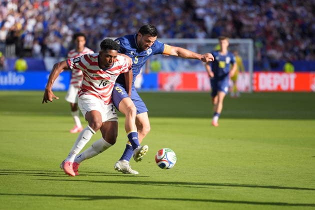 USA v Bosnia and Herzegovina - FIFA World Cup, WM, Weltmeisterschaft, Fussball 2026 - Round of 32 SANTA CLARA, CALIFORNIA - JULY 1: Alex Freeman (16) of USA in action against Sead Kolasinac (5) of Bosnia and Herzegovina during the 2026 FIFA World Cup Round of 32 match between USA vs Bosnia and Herzegovina at the San Francisco Stadium (Levi s Stadium) in Santa Clara, California, United States on July 1, 2026. Tayfun Coskun Anadolu California United States. Editorial use only. Please get in touch for any other usage.  Copyright: x2026xAnadoluxTayfunxCoskunx