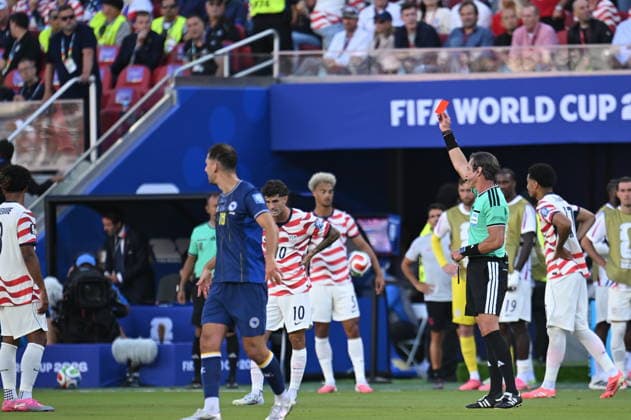USA v Bosnia and Herzegovina - FIFA World Cup, WM, Weltmeisterschaft, Fussball 2026 - Round of 32 SANTA CLARA, CALIFORNIA - JULY 1: Referee Raphael Claus shows a red card to Folarin Balogun of USA during the 2026 FIFA World Cup Round of 32 match between USA vs Bosnia and Herzegovina at the San Francisco Stadium (Levi s Stadium) in Santa Clara, California, United States on July 1, 2026. Tayfun Coskun Anadolu California United States. Editorial use only. Please get in touch for any other usage.  Copyright: x2026xAnadoluxTayfunxCoskunx