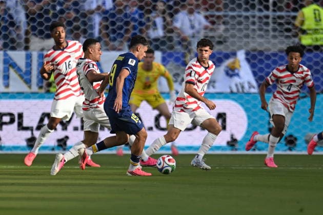 USA v Bosnia and Herzegovina - FIFA World Cup, WM, Weltmeisterschaft, Fussball 2026 - Round of 32 SANTA CLARA, CALIFORNIA - JULY 1: Sergino Dest (2) of USA in action against Kerim Alajbegovic (19) of Bosnia and Herzegovina during the 2026 FIFA World Cup Round of 32 match between USA vs Bosnia and Herzegovina at the San Francisco Stadium (Levi s Stadium) in Santa Clara, California, United States on July 1, 2026. Tayfun Coskun Anadolu California United States. Editorial use only. Please get in touch for any other usage.  Copyright: x2026xAnadoluxTayfunxCoskunx