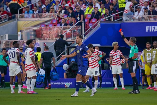 USA: Fußball FIFA World Cup, WM, Weltmeisterschaft, Fussball 2026, Sechzehntelfinale - USA vs Bosnien - Herzegowina im Levi™s Stadium (Santa Clara, San Francisco Bay Area, Kalifornien): Schiedsrichter Raphael Claus (Brasilien) zeigt Folarin Balogun (USA, 20) Rote Karte *** 2026 FIFA World Cup: USA vs. Bosnia and Herzegovina, Round of 32 at Levi’s™ Stadium in Santa Clara, San Francisco Bay Area, California. Referee Raphael Claus of Brazil shows Folarin Balogun of the USA a red card in the 20th minute. Copyright: xJOERANxSTEINSIEKx