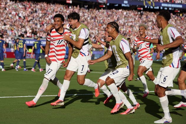 FIFA World Cup, WM, Weltmeisterschaft, Fussball 2026 - Round of 32 - USA vs Bosnia and Herzegovina Malik Tillman of USA celebrates with his teammates after scoring the 2-0 goal during the FIFA World Cup 2026 Round of 32 match USA against Bosnia and Herzegovina, in San Francisco, Califronia, USA, 01 July 2026. SANTA CLARA United States  Copyright: xBENJAMINxFANJOYx