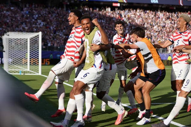 FIFA World Cup, WM, Weltmeisterschaft, Fussball 2026 - Round of 32 - USA vs Bosnia and Herzegovina Malik Tillman of USA celebrates with his teammates after scoring the 2-0 goal during the FIFA World Cup 2026 Round of 32 match USA against Bosnia and Herzegovina, in San Francisco, Califronia, USA, 01 July 2026. SANTA CLARA United States  Copyright: xBENJAMINxFANJOYx