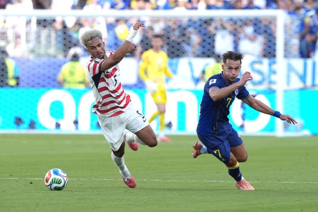 Antonee Robinson (L) of United States vies for the ball with Amar Dedic of Bosnia during the FIFA World Cup, WM, Weltmeisterschaft, Fussball 2026 Round of 32 match United States against Bosnia and Herzegovina at Levi s Stadium in Santa Clara, United States, 01 July 2026. FIFA WORLD CUP 2026 - Round of 32 - United States vs Bosnia and Herzegovina !ACHTUNG: NUR REDAKTIONELLE NUTZUNG!  Copyright: xOmarxAlonsox GR4058 20260702-55020771261_1