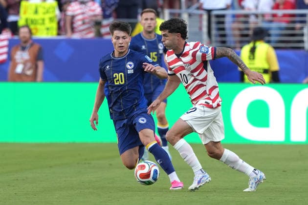 Christian Pulisic (R) of United States vies for the ball with Esmir Bajraktarevic of Bosnia during the FIFA World Cup, WM, Weltmeisterschaft, Fussball 2026 Round of 32 match United States against Bosnia and Herzegovina at Levi s Stadium in Santa Clara, United States, 01 July 2026. FIFA WORLD CUP 2026 - Round of 32 - United States vs Bosnia and Herzegovina !ACHTUNG: NUR REDAKTIONELLE NUTZUNG!  Copyright: xOmarxAlonsox GR4060 20260702-55020771262_1