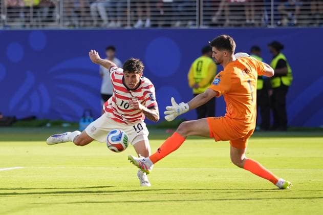 USA v Bosnia and Herzegovina - FIFA World Cup, WM, Weltmeisterschaft, Fussball 2026 - Round of 32 SANTA CLARA, CALIFORNIA - JULY 1: Christian Pulisic (10) of USA in action against Nikola Vasilj (1) of Bosnia and Herzegovina during the 2026 FIFA World Cup Round of 32 match between USA vs Bosnia and Herzegovina at the San Francisco Stadium (Levi s Stadium) in Santa Clara, California, United States on July 1, 2026. Tayfun Coskun Anadolu California United States. Editorial use only. Please get in touch for any other usage.  Copyright: x2026xAnadoluxTayfunxCoskunx
