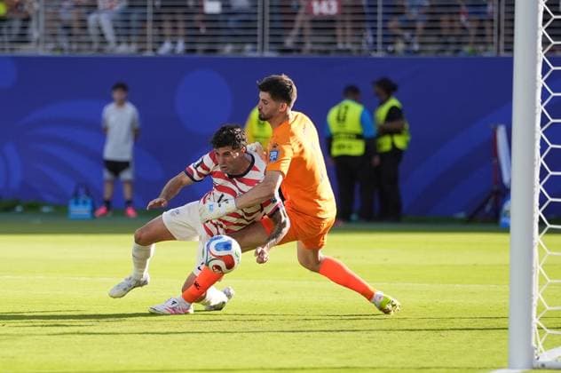 USA v Bosnia and Herzegovina - FIFA World Cup, WM, Weltmeisterschaft, Fussball 2026 - Round of 32 SANTA CLARA, CALIFORNIA - JULY 1: Christian Pulisic (10) of USA in action against Nikola Vasilj (1) of Bosnia and Herzegovina during the 2026 FIFA World Cup Round of 32 match between USA vs Bosnia and Herzegovina at the San Francisco Stadium (Levi s Stadium) in Santa Clara, California, United States on July 1, 2026. Tayfun Coskun Anadolu California United States. Editorial use only. Please get in touch for any other usage.  Copyright: x2026xAnadoluxTayfunxCoskunx