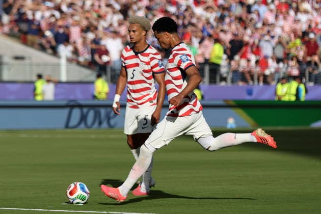 FIFA World Cup, WM, Weltmeisterschaft, Fussball 2026 - Round of 32 - USA vs Bosnia and Herzegovina Malik Tillman of USA takes a free kick to score the 2-0 goal during the FIFA World Cup 2026 Round of 32 match USA against Bosnia and Herzegovina, in San Francisco, Califronia, USA, 01 July 2026. SANTA CLARA United States  Copyright: xBENJAMINxFANJOYx