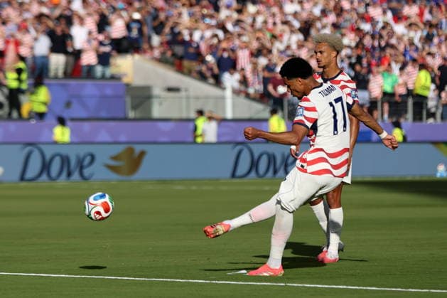 FIFA World Cup, WM, Weltmeisterschaft, Fussball 2026 - Round of 32 - USA vs Bosnia and Herzegovina Malik Tillman of USA takes a free kick to score the 2-0 goal during the FIFA World Cup 2026 Round of 32 match USA against Bosnia and Herzegovina, in San Francisco, Califronia, USA, 01 July 2026. SANTA CLARA United States  Copyright: xBENJAMINxFANJOYx