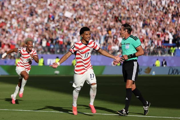 FIFA World Cup, WM, Weltmeisterschaft, Fussball 2026 - Round of 32 - USA vs Bosnia and Herzegovina Malik Tillman of USA (C) celebrates with his teammates after scoring the 2-0 goal during the FIFA World Cup 2026 Round of 32 match USA against Bosnia and Herzegovina, in San Francisco, Califronia, USA, 01 July 2026. SANTA CLARA United States  Copyright: xBENJAMINxFANJOYx
