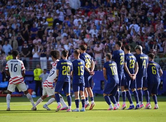 USA v Bosnia and Herzegovina - FIFA World Cup, WM, Weltmeisterschaft, Fussball 2026 - Round of 32 SANTA CLARA, CALIFORNIA - JULY 1: Defensive wall of Bosnia and Herzegovina is seen during the 2026 FIFA World Cup Round of 32 match between USA vs Bosnia and Herzegovina at the San Francisco Stadium (Levi s Stadium) in Santa Clara, California, United States on July 1, 2026. Tayfun Coskun Anadolu California United States. Editorial use only. Please get in touch for any other usage.  Copyright: x2026xAnadoluxTayfunxCoskunx