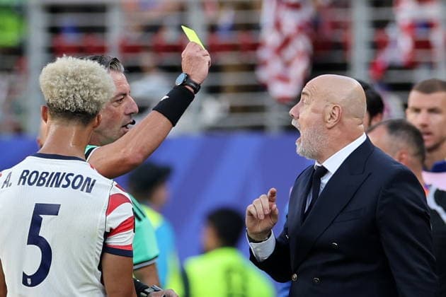 FIFA World Cup, WM, Weltmeisterschaft, Fussball 2026 - Round of 32 - USA vs Bosnia and Herzegovina Referee Raphael Claus (L) show a yellow card to Bosnia and Herzegovina s head coach Sergej Barbarez during the FIFA World Cup 2026 Round of 32 match USA against Bosnia and Herzegovina, in San Francisco, Califronia, USA, 01 July 2026. SANTA CLARA United States  Copyright: xBENJAMINxFANJOYx