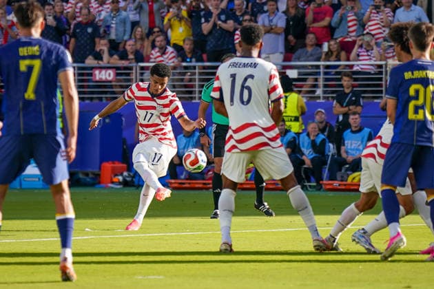 USA: Fußball FIFA World Cup, WM, Weltmeisterschaft, Fussball 2026, Sechzehntelfinale - USA vs Bosnien - Herzegowina im Levi™s Stadium (Santa Clara, San Francisco Bay Area, Kalifornien): Tor und Torjubel zum 2:0 durch Malik Tillman (USA, 17) Freude, Emotionen, Jubel, Freistoss *** USA Soccer FIFA World Cup 2026, Round of 32: USA vs. Bosnia and Herzegovina at Levi’s Stadium in Santa Clara, San Francisco Bay Area, California. Goal and celebration following Malik Tillman’s 2–0 goal for the USA, 17. Joy, emotion, cheering, free kick Copyright: xJOERANxSTEINSIEKx