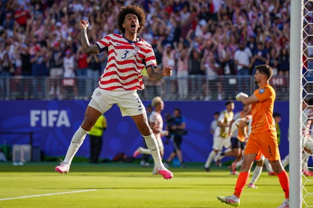 USA: Fußball FIFA World Cup, WM, Weltmeisterschaft, Fussball 2026, Sechzehntelfinale - USA vs Bosnien - Herzegowina im Levi™s Stadium (Santa Clara, San Francisco Bay Area, Kalifornien): Tor und Torjubel zum 2:0 durch Malik Tillman (USA, 17) Freude, Emotionen, Jubel Chris Richards (USA, 3) *** 2026 FIFA World Cup USA, Round of 32: USA vs. Bosnia and Herzegovina at Levi’s™ Stadium in Santa Clara, San Francisco Bay Area, California. Goal and celebration after Malik Tillman (USA) scores the 2–0 goal; 17: Joy, emotion, and celebration by Chris Richards (USA), 3 Copyright: xJOERANxSTEINSIEKx