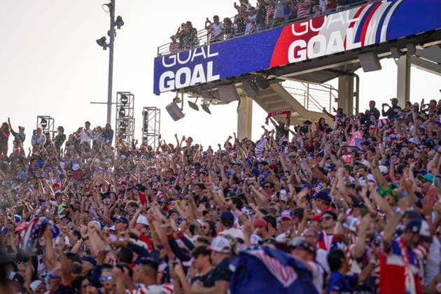USA: Fußball FIFA World Cup, WM, Weltmeisterschaft, Fussball 2026, Sechzehntelfinale - USA vs Bosnien - Herzegowina im Levi™s Stadium (Santa Clara, San Francisco Bay Area, Kalifornien): Tor und Torjubel zum 2:0 durch Malik Tillman (USA, 17) Freude, Emotionen, Jubel Zuschauer, Fans, Tribüne, Fahne, Transparent, Spruchband, Choreographie, Fanchoreo, *** USA Soccer FIFA World Cup 2026, Round of 32: USA vs. Bosnia and Herzegovina at Levi’s Stadium in Santa Clara, San Francisco Bay Area, California. Goal and goal celebration following Malik Tillman’s 2–0 goal for the USA, 17. Joy, emotions, cheering spectators, fans, stands, flag, banner, slogan, choreography, fan choreography, Copyright: xJOERANxSTEINSIEKx