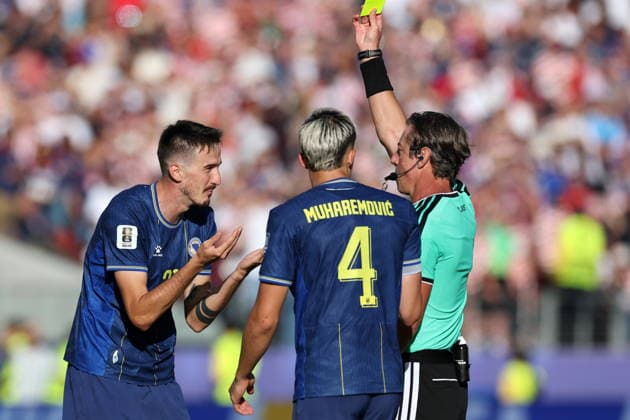 FIFA World Cup, WM, Weltmeisterschaft, Fussball 2026 - Round of 32 - USA vs Bosnia and Herzegovina Referee Raphael Claus (R) show a yellow card to Stjepan Radeljic of Bosnia and Herzegovina during the FIFA World Cup 2026 Round of 32 match USA against Bosnia and Herzegovina, in San Francisco, Califronia, USA, 01 July 2026. SANTA CLARA United States  Copyright: xBENJAMINxFANJOYx
