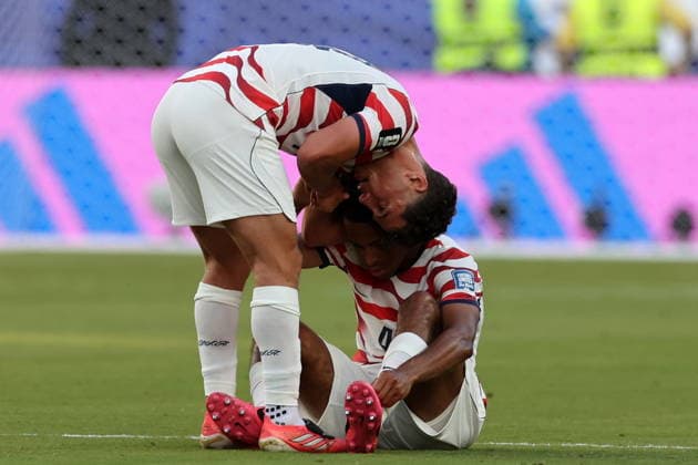 FIFA World Cup, WM, Weltmeisterschaft, Fussball 2026 - Round of 32 - USA vs Bosnia and Herzegovina Sebastian Berhalter (L) and Tyler Adams (R) of USA celebrate winning the FIFA World Cup 2026 Round of 32 match USA against Bosnia and Herzegovina, in San Francisco, Califronia, USA, 01 July 2026. SANTA CLARA United States  Copyright: xBENJAMINxFANJOYx