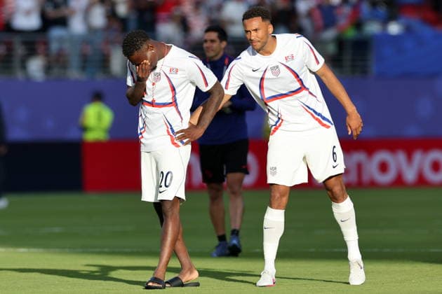 FIFA World Cup, WM, Weltmeisterschaft, Fussball 2026 - Round of 32 - USA vs Bosnia and Herzegovina Folarin Balogun (L) of USA cries as his teammate Auston Trusty pats him after winning the FIFA World Cup 2026 Round of 32 match USA against Bosnia and Herzegovina, in San Francisco, Califronia, USA, 01 July 2026. SANTA CLARA United States  Copyright: xBENJAMINxFANJOYx