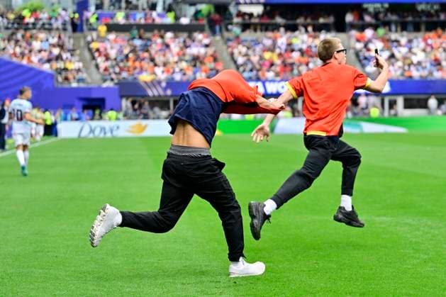 Belgium vs Senegal - 2026 FIFA World Cup, WM, Weltmeisterschaft, Fussball SEATTLE, USA - JULY 01 : streakers during the FIFA World Cup 2026 Round of 32 match between Belgium and Senegal at the Lumen Field stadium on July 01, 2026 in Seattle, USA, 15 06 2026 Seattle United States of America  Copyright: xJanxDexMeuleneirx