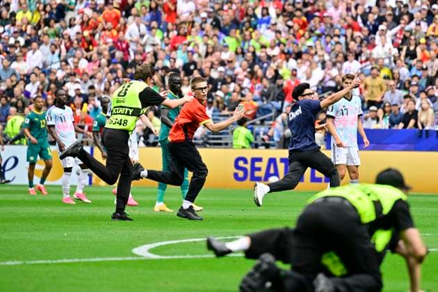 Belgium vs Senegal - 2026 FIFA World Cup, WM, Weltmeisterschaft, Fussball SEATTLE, USA - JULY 01 : pitch invaders during the FIFA World Cup 2026 Round of 32 match between Belgium and Senegal at the Lumen Field stadium on July 01, 2026 in Seattle, USA, 15 06 2026 Seattle United States of America  Copyright: xJanxDexMeuleneirx