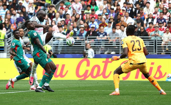 (260702) -- SEATTLE, July 2, 2026 -- Romelu Lukaku (top) of Belgium shoots during the round of 32 match between Belgium and Senegal at the 2026 FIFA World Cup, WM, Weltmeisterschaft, Fussball at Seattle Stadium in Seattle, the United States, July 1, 2026. ) (SP)U.S.-SEATTLE-FOOTBALL-FIFA WORLD CUP-ROUND OF 32-BEL VS SEN MaoxSiqian 