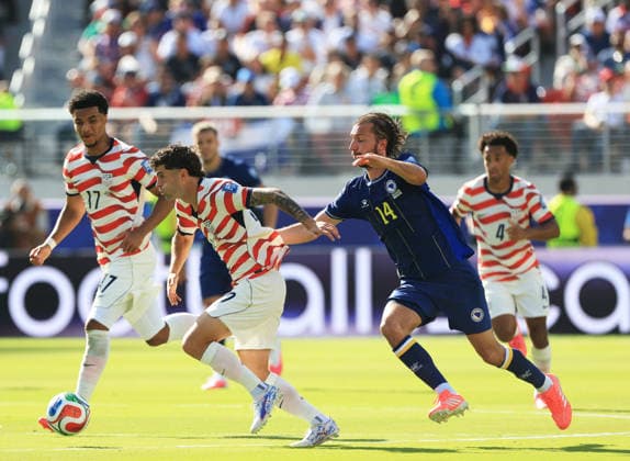 SANTA CLARA, CALIFORNIA - JULY 1: Christian Pulisic of United States in possession whilst under pressure from Ivan Å unjiÄ‡ of Bosnia and Herzegovina during the FIFA World Cup, WM, Weltmeisterschaft, Fussball 2026 Round Of 32 match between USA and Bosnia and Herzegovina at San Francisco Bay Area Stadium on July 1, 2026 in Santa Clara, United States.  Copyright: xMBxMediax